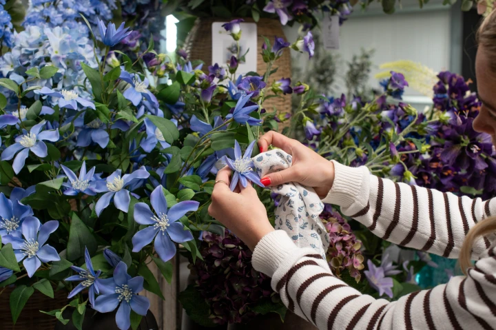 cómo limpiar flores artificiales