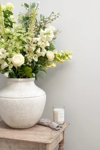 Flores artificiales sobre una mesa blanca