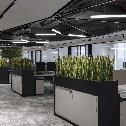 Planta artificial sobre una mesa blanca