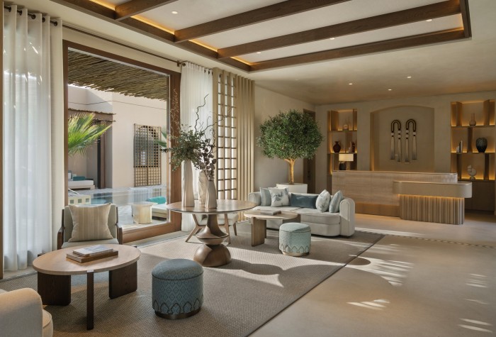 Un olivo artificial a medida situado en Bab Al Shams, Dubai