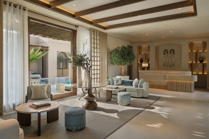 Un olivo artificial a medida situado en Bab Al Shams, Dubai
