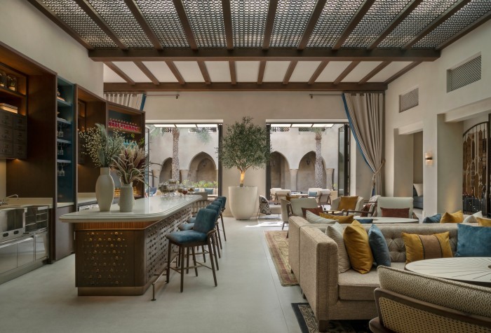 Un olivo artificial a medida situado en Bab Al Shams, Dubai