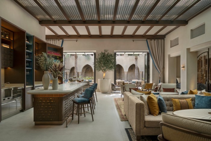 Un olivo artificial a medida situado en Bab Al Shams, Dubai