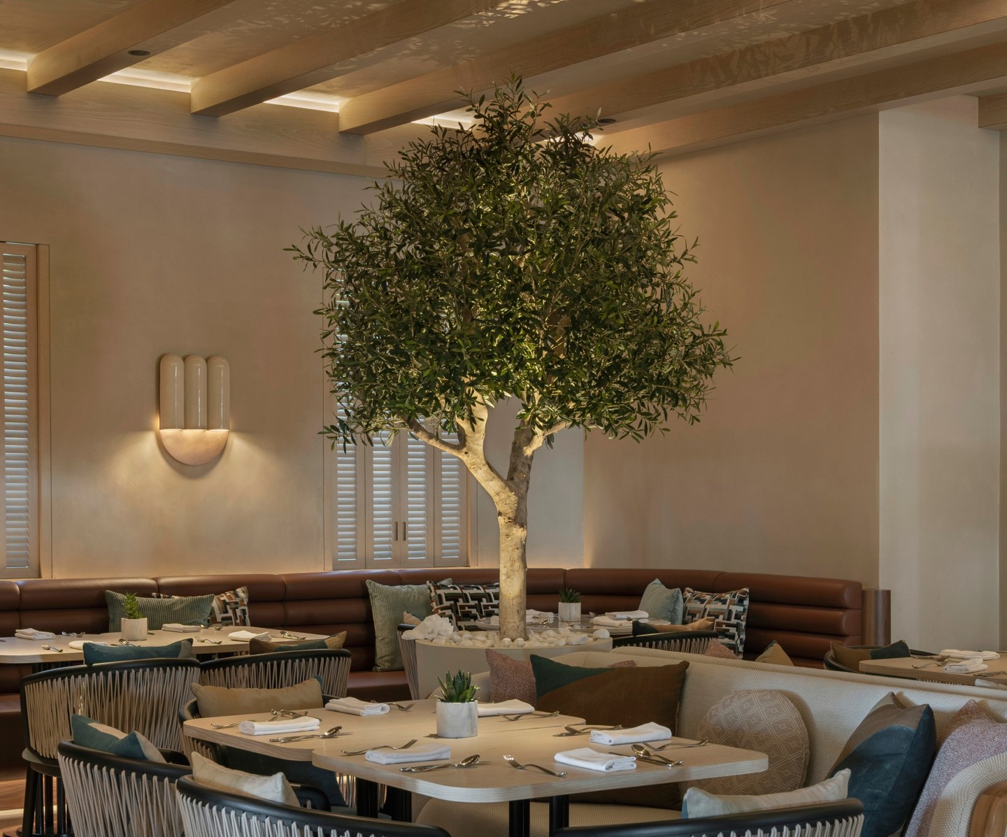 Un olivo artificial a medida situado en Bab Al Shams, Dubai