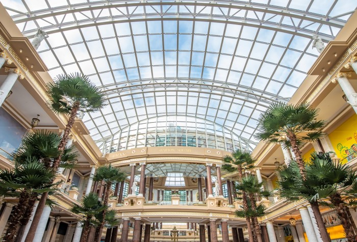 Palmeras washingtonia artificiales a medida situadas en Barton Square, Manchester