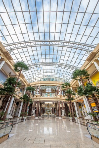 Palmeras washingtonia artificiales a medida situadas en Barton Square, Manchester