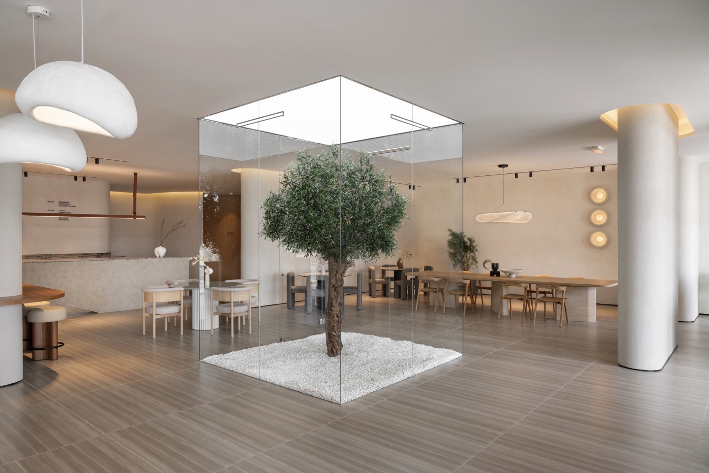 Un olivo artificial a medida instalado en The House Cafe, Dubai