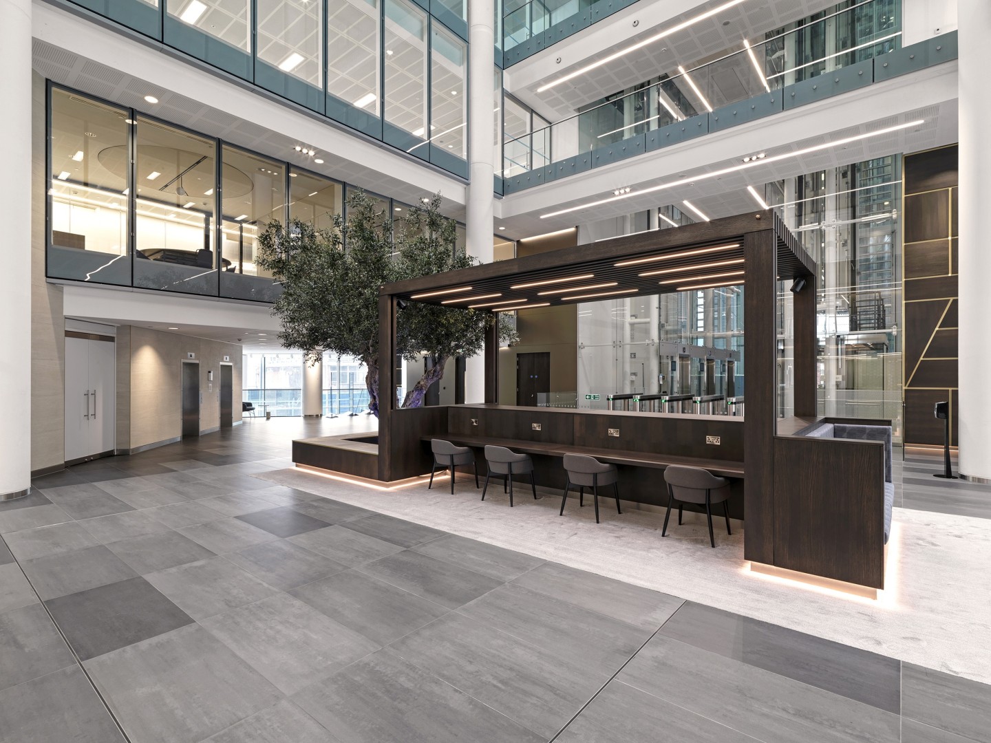 Un olivo artificial a medida situado en el interior de Three Snow Hill, Birmingham