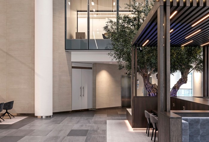 Un olivo artificial a medida situado en el interior de Three Snow Hill, Birmingham