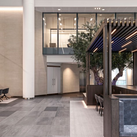 Un olivo artificial a medida situado en el interior de Three Snow Hill, Birmingham